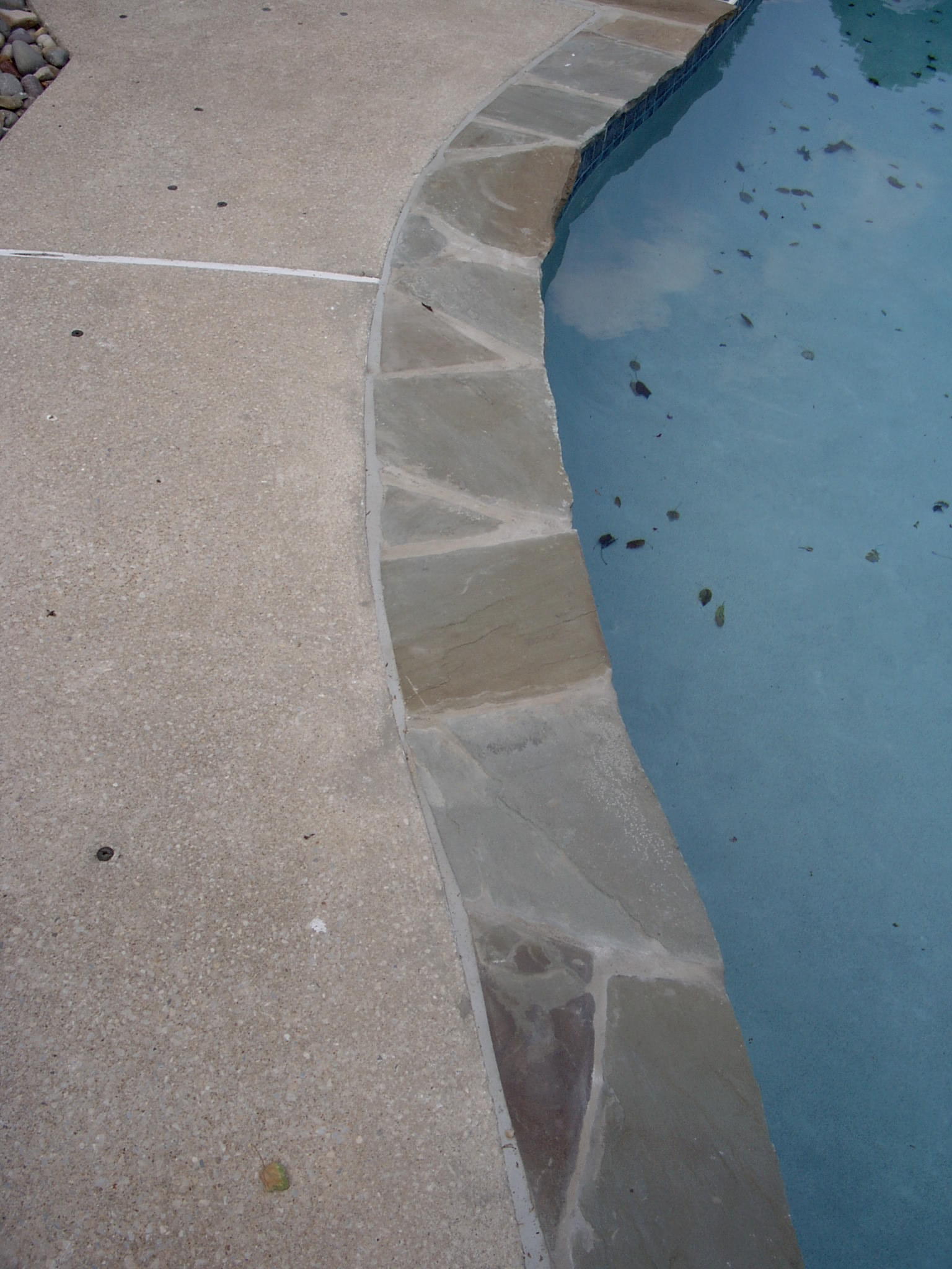 Irregular flagstone pool coping